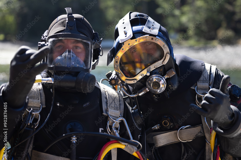 Naklejka premium Military commercial divers with specialized helmets