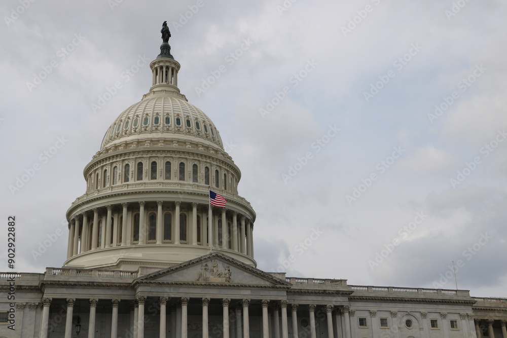 Fototapeta premium The US Capitol building under a cloudy sky