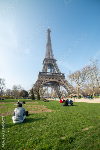 Eiffelturm und entspannte Menschen im Park an einem Eiffelturm und entspannte Menschen im Park an einem sonnigen Tag photo