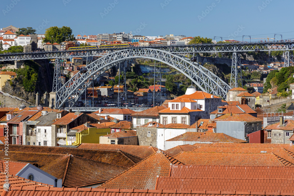 Obraz premium Views of the city of Oporto from Vilanova de Gaia, Portugal.