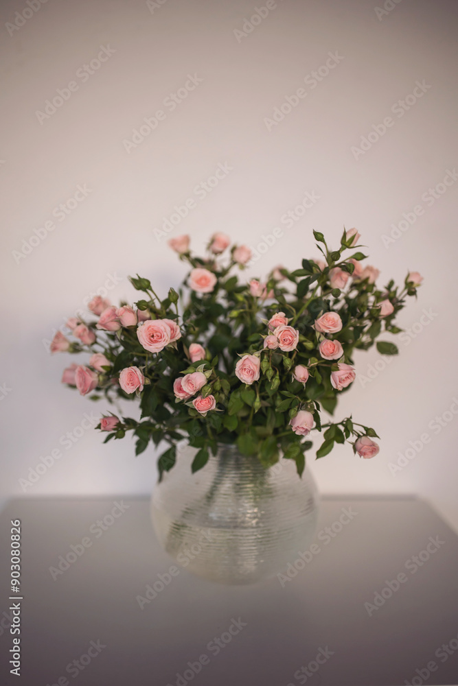 Φωτογραφία Bouquet of delicate roses in a glass vase. Bouquet of roses.