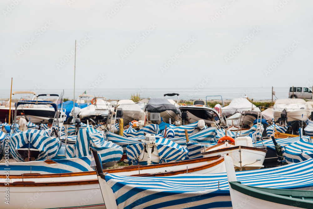 Entrepôt de bateaux à Albenga en Italie. Bateaux rangés et protégés par des bâches bleues et blanches. Nombreuses embarcations rangées et couvertes; Entrepôt de bateaux à Albenga en Italie. Bateaux rangés et protégés par des bâches bleues et blanches. Nombreuses embarcations rangées et couvertes;