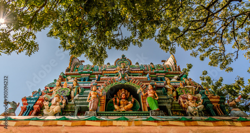 Schilderij op canvas Vibrant Entrance of the Hindu Kovil on Nainathivu Island