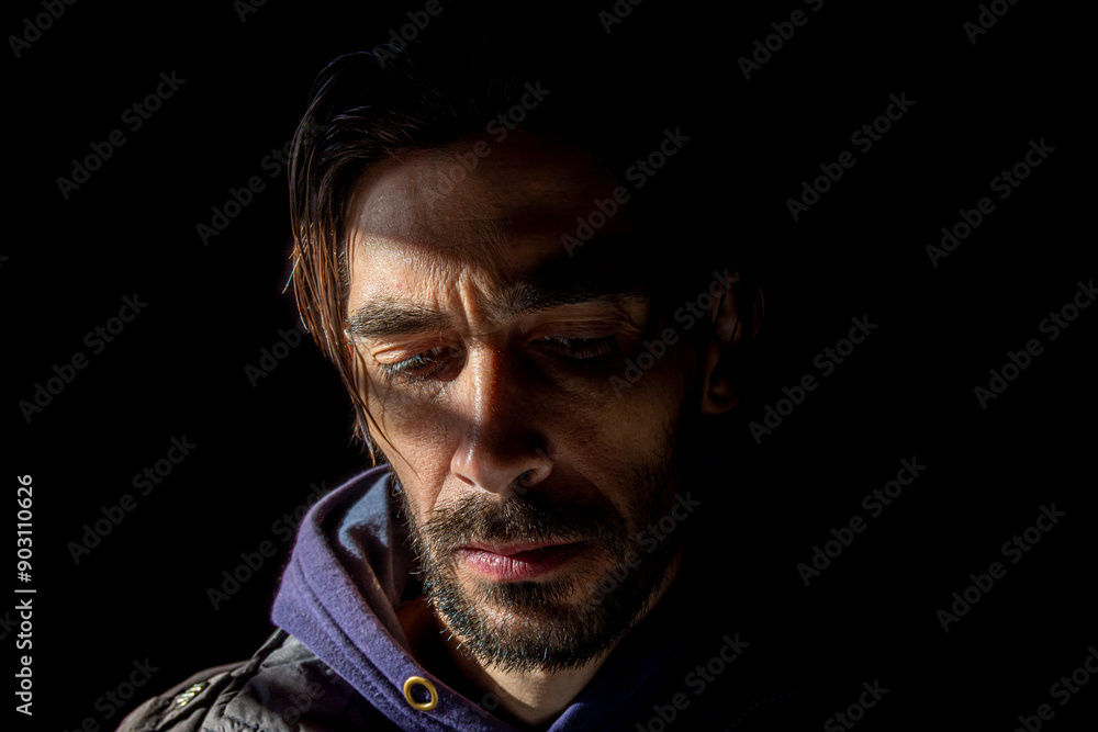 rostro de hombre en fondo negro rostro de hombre en fondo negro