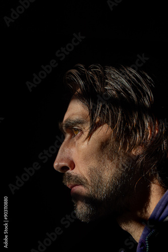 rostro de hombre en fondo negro
