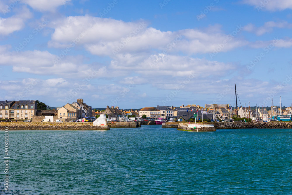 Entrée du port de plaisance et de pêche de Saint-Vaast-la-Hougue Entrée du port de plaisance et de pêche de Saint-Vaast-la-Hougue