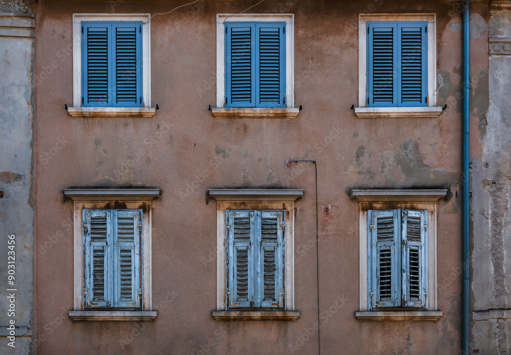 Alte Hausfassade mit Fensterläden Alte Hausfassade mit Fensterläden