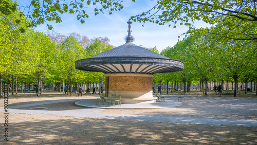 Obraz na plátně A tranquil scene of the bandstand at Luxembourg Gardens on a sunny spring day, with lush green trees
