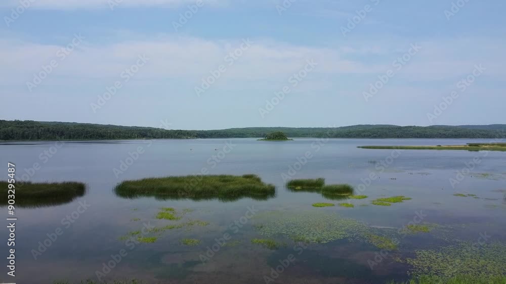 Un drone survolant le Lac Matapédia vers l'Ile Sayabec croise deux kayakiste naviguant tranquillement sur des eaux calmes et bleus. Un drone survolant le Lac Matapédia vers l'Ile Sayabec croise deux kayakiste naviguant tranquillement sur des eaux calmes et bleus.