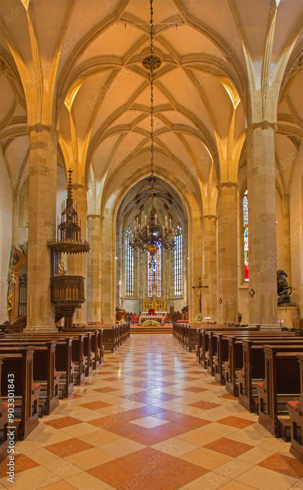 Fototapeta premium BRATISLAVA, SLOVAKIA - FEBRUARY 11, 2014: Main nave of st. Martin cathedral from 15. cent.