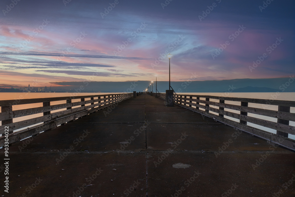 Obraz premium The ruined Berkeley Pier in the blue hour, closed in 2015 after it was deemed unsafe.