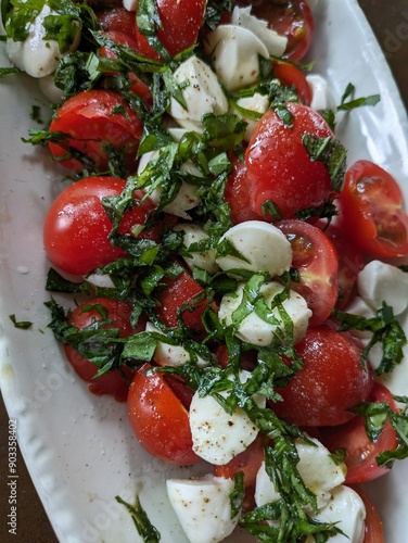 Fotografia tomato salad with cheese