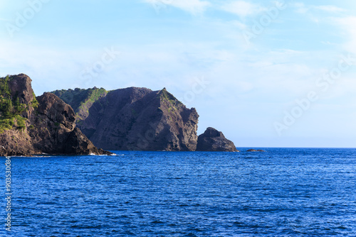 中木港の午後。 手前に中木浜、沖に大根島が見えている。 ヒリゾ浜は大根島の左側にある。静岡県伊豆半島南伊豆町中木ヒリゾ浜-2024年 