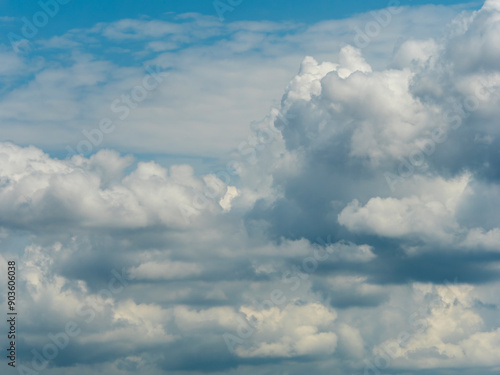 積乱雲に覆われた夏の空
