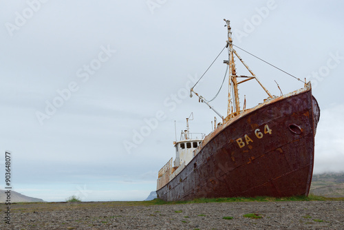 Photos Gardar, das älteste Stahlschiff Islands, liegt ausgemustert am Strand von Patrek