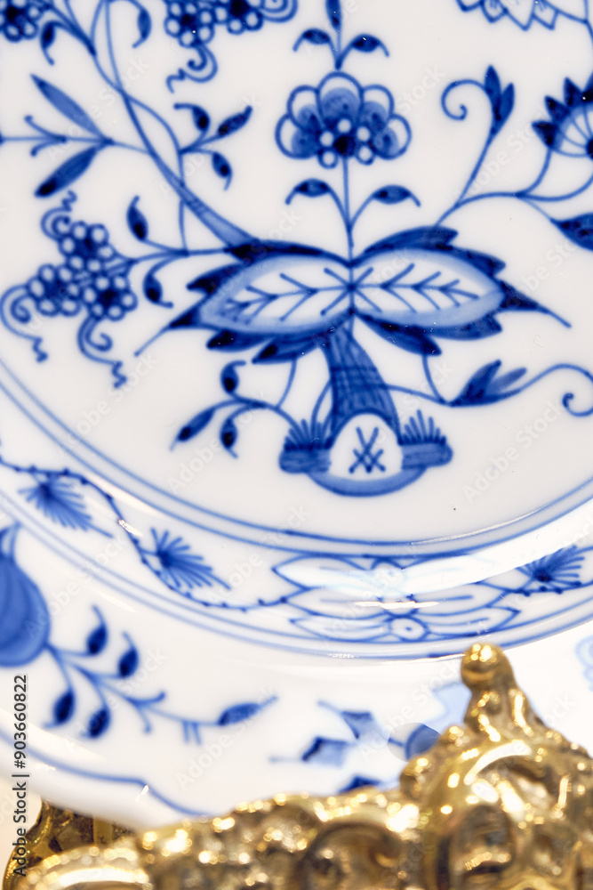 Of course, we consider the Meissen manufactory to be the trendsetter of the porcelain fashion of the onion set.
It was there that the famous