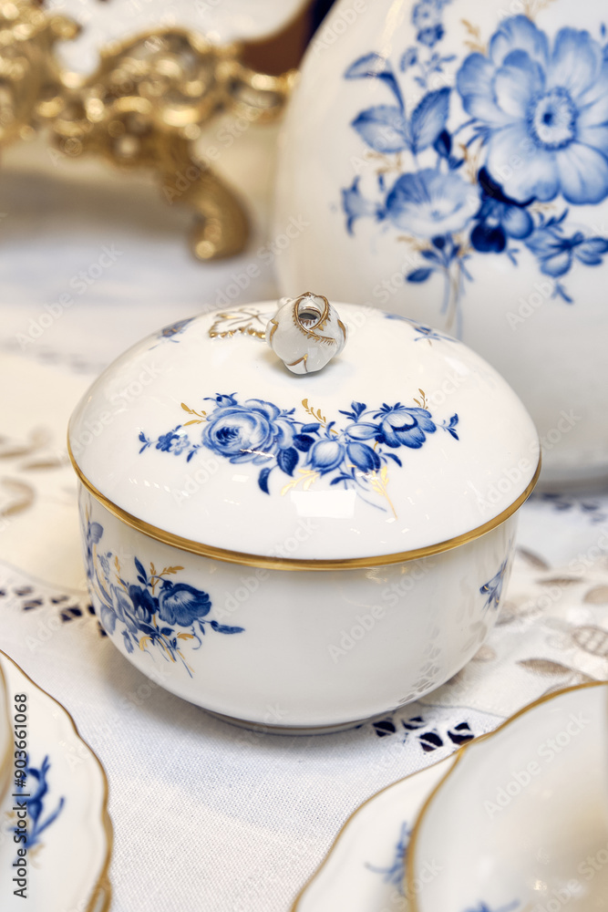 Of course, we consider the Meissen manufactory to be the trendsetter of the porcelain fashion of the onion set.
It was there that the famous