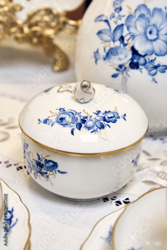 Obraz na płótnie Of course, we consider the Meissen manufactory to be the trendsetter of the porcelain fashion of the onion set.
It was there that the famous