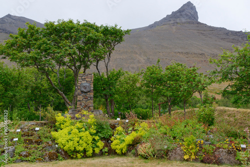 Skulptur der Gründer im botanischen Garten Skrúður, Westfjorde, Island