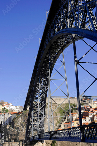 Blick auf die Brücke Dom Luis I. über den Fluss Douro, Berühmte Brücke in Porto mit historischen Häusern am steilen Ufer, Porto, Nordportugal, Portugal, Europa 