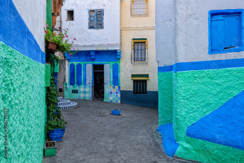 Foto Colorful houses facing on a narrow alley inside the Tangier Medina, Morocco