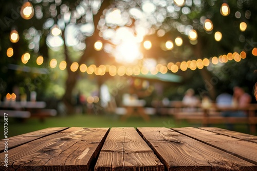 Ein leerer Holztisch bei einer Gartenparty im Sommer, verschwommener Bokeh Hintergrund 
