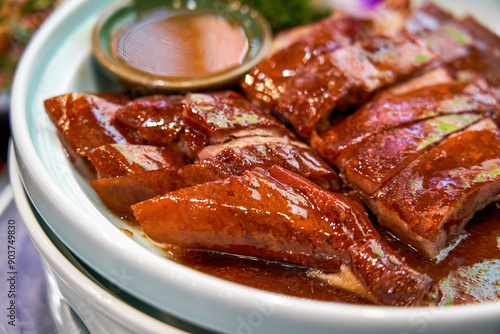Fotografi A plate of delicious crispy Cantonese roast goose