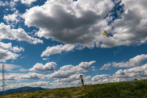 Enfants jouant avec un cerf-volant