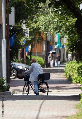 Wallpaper Mural 夏の街の道路で自転車を乗る女性の姿 Torontodigital.ca