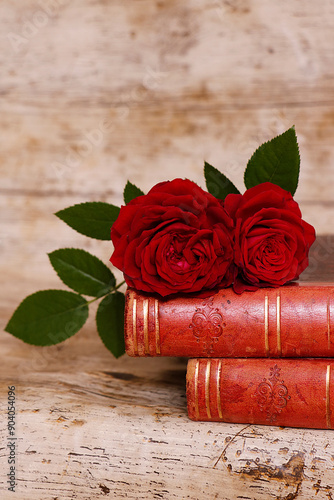 des roses rouge sur de vieux livres