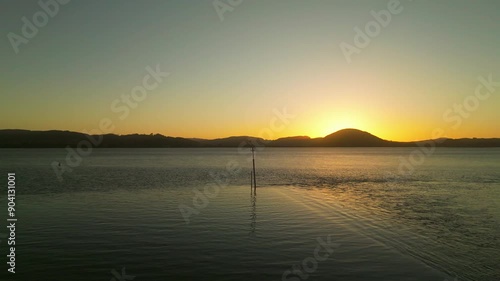 Vista aerea de los ultimos rayos de sol en la bahia de Laredo en España