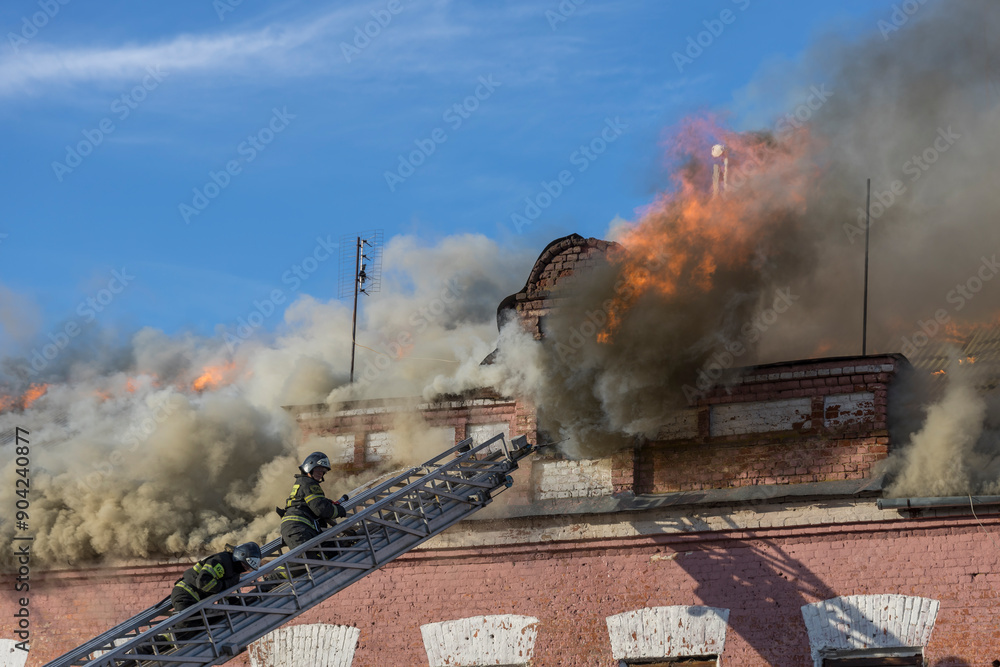 Obraz premium A fire is burning on the roof of a building
