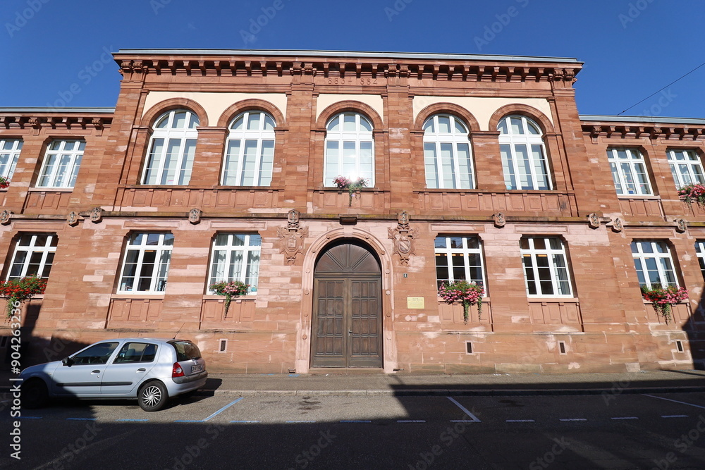 Obraz premium Bâtiment typique, vue de l'extérieur, ville de Wissembourg, département du Bas Rhin, France
