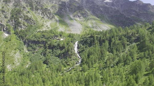 video drone paesaggio montuoso, con veduta dall'alto su foresta con cascata risoluzione 4k
