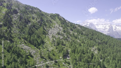 video drone paesaggio montuoso, risoluzione 4k