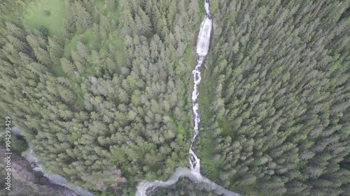 video drone paesaggio montuoso, con veduta dall'alto su foresta con cascata risoluzione 4k