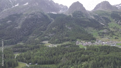 video drone paesaggio montuoso, risoluzione 4k