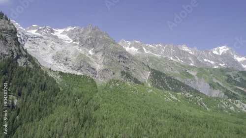 video drone paesaggio montuoso, risoluzione 4k