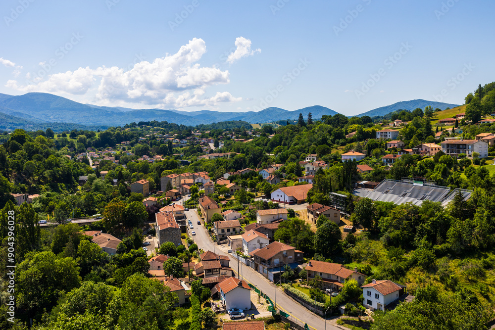 Obraz premium Vue sur Foix et les Pyrénées depuis le Château de Foix