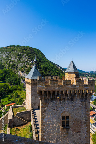 Tours du Château de Foix depuis le monument dominant la ville photo