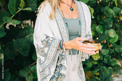 Fotografia new age healer with bowl