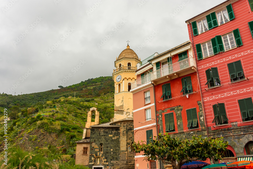 Naklejka premium Colorful buildings in the city center of Vernazza, Italy