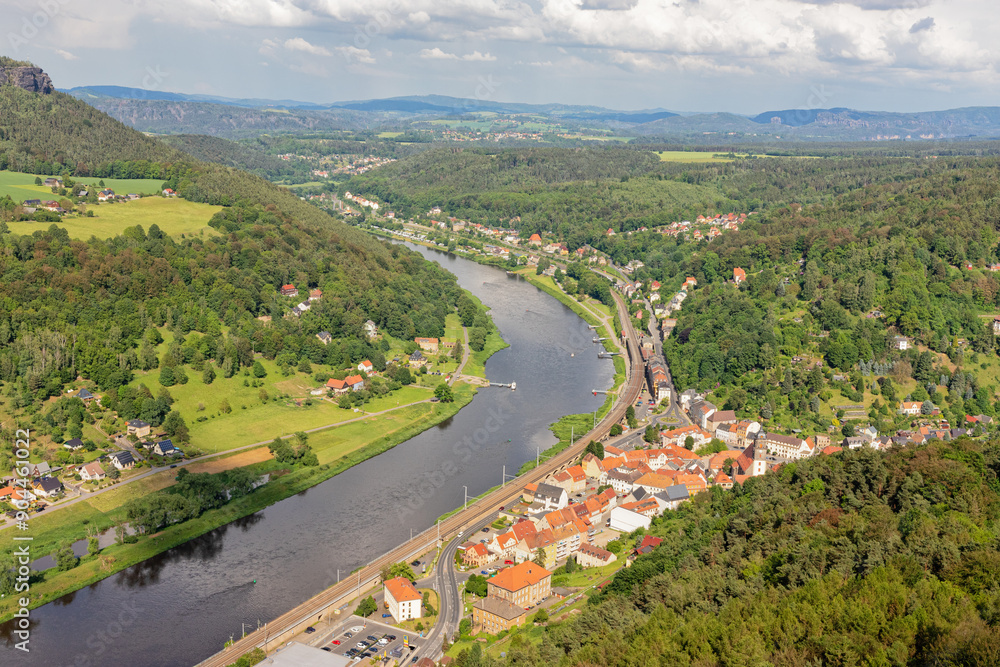 Blick auf Königstein im Elbtal und das Elbsandsteingebirge Blick auf Königstein im Elbtal und das Elbsandsteingebirge