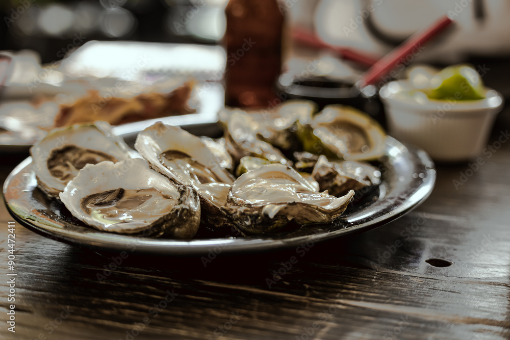 Ostiones servidos en un plato en un restaurante de mariscos Ostiones servidos en un plato en un restaurante de mariscos
