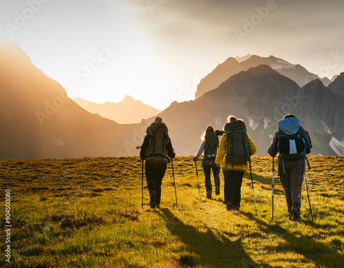 Groupes d'amis font de la randonnée à la montagne sous le soleil photo