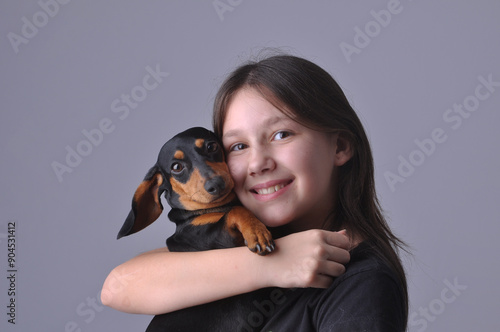 adolescente estilosa com cachorro fofo duchshund, amor, carinho e proteção animal  photo