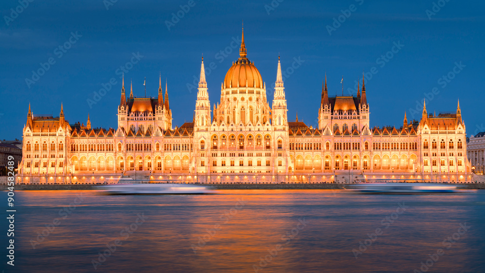 Fototapeta premium Hungarian parliament building with passing boat