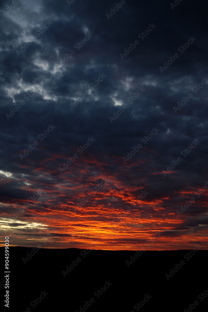 Fototapeta premium 雲の赤い夕焼け