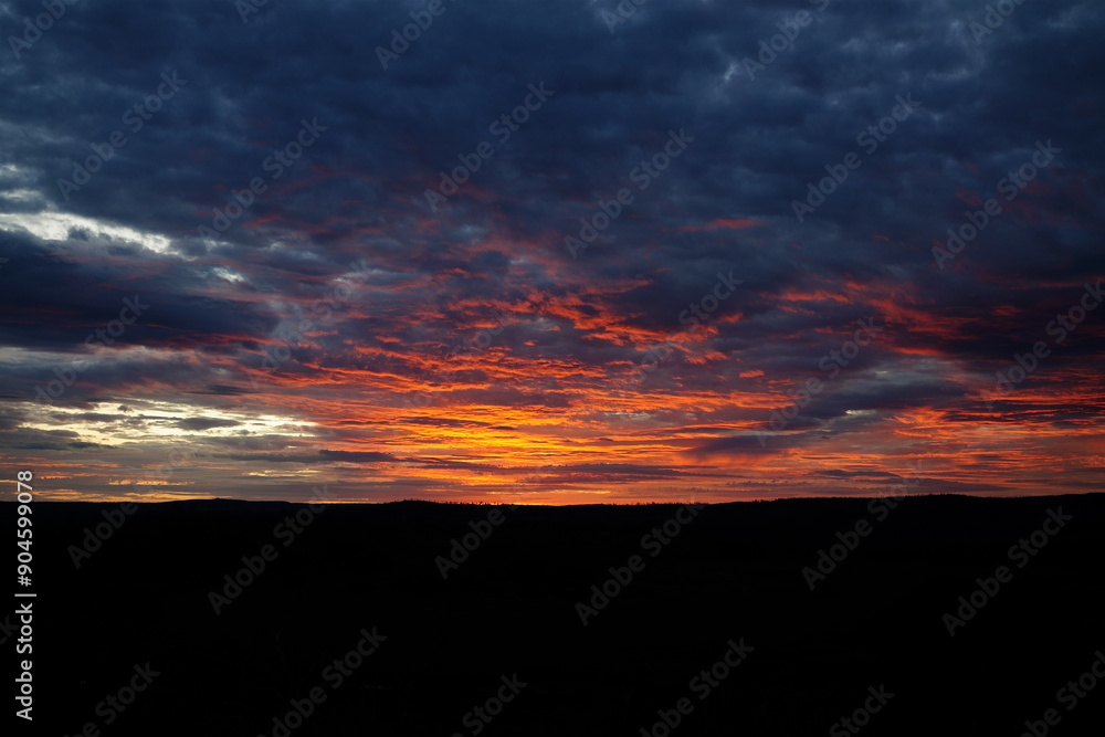 Fototapeta premium 雲の赤い夕焼け