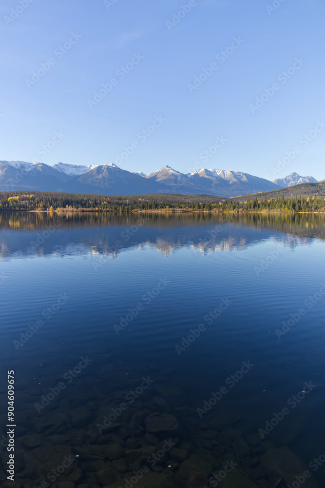 Fototapeta premium Pyramid Lake on a Sunny Autumn Morning